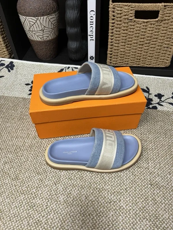 P320💰[New model] Long-term availability, 2025 new model, couple model [LOUlS VUlTTON] comes with drawer box, bag, card, invoice "Louis Vuitton ~ unique modern sandals. 》LV counter purchasing 🏃Men's and women's casual slippers, sold at the same time at the counter, the original old flower material upper is soft and comfortable, (refuses to discolor and rub the feet) sole: original factory special combination original sole, code number: 35--46 4 multiple colors 🉑️ to choose from